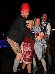 1. Platz: Partyspielagent Florian Gauder, Dirndl-Designerin Yve,  Giulia Siegel, Ludwig Heer (©Foto: Martin Schmitz)